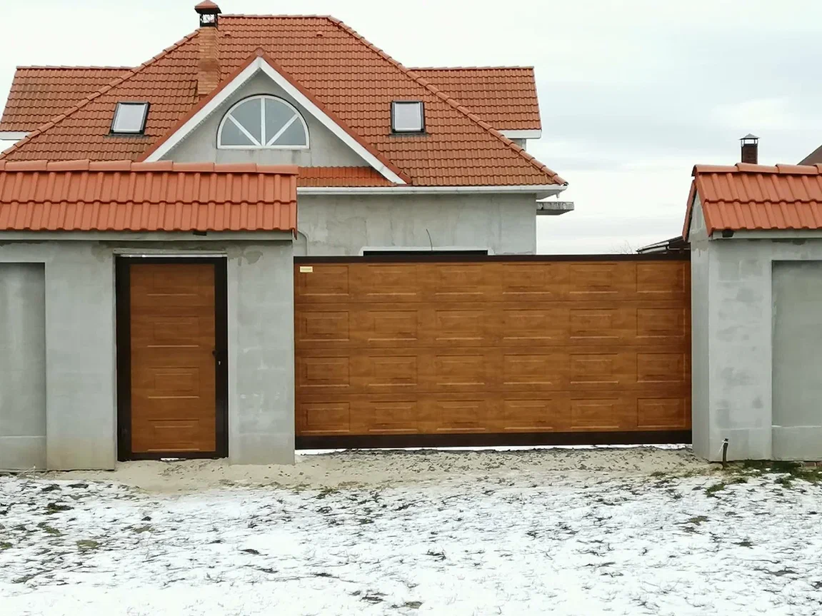 Установка откатных ворот цвет Золотой дуб